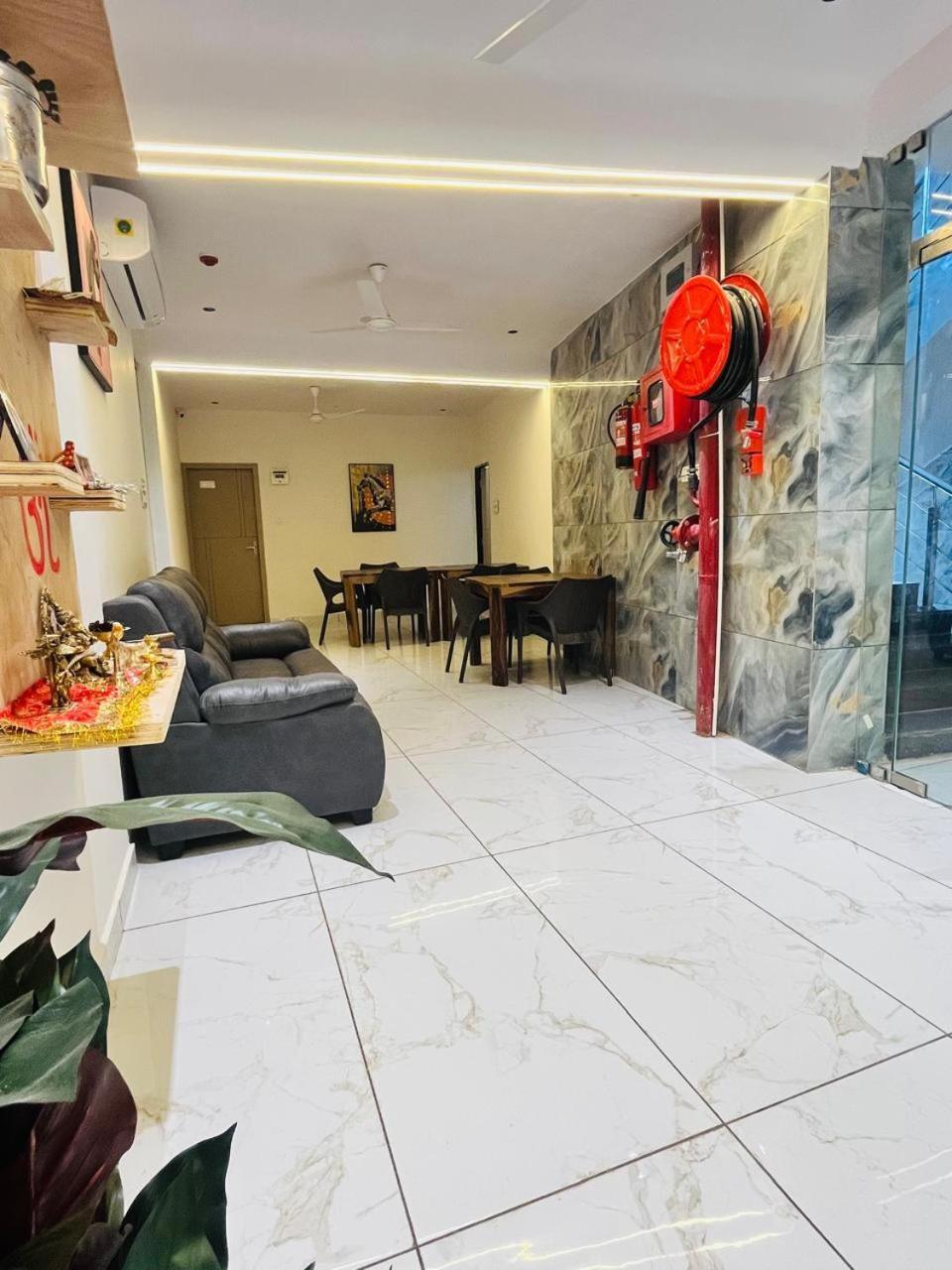 Hotel Royal Sky Morbi Ngoại thất bức ảnh